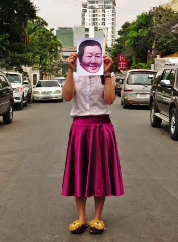 A employee of a human rights organization holding a photo of Lim