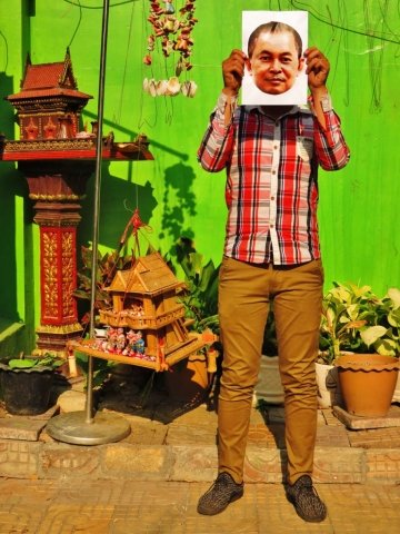 A press worker holding a photo of Yi Soksan