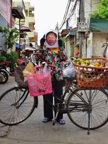 A street seller holding a photo of Ny Sokha