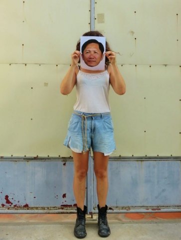 An expat living in Phnom Penh holding a photo of Ny Sokha